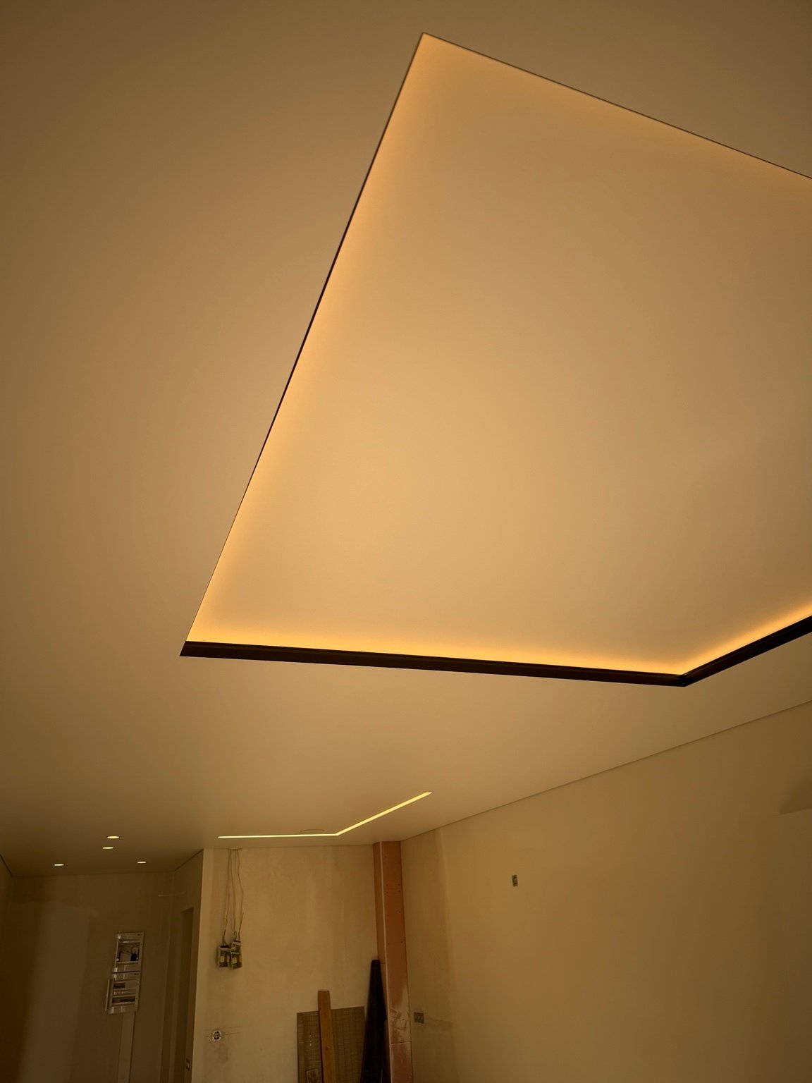 Įtempiamos lubos su LED apšvietimu